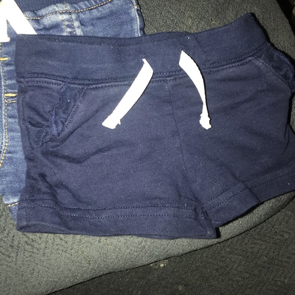 Pair of baby shorts - Picture 2 of 4